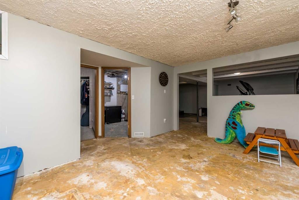 4743 Barr Crescent - Thumbnail 8