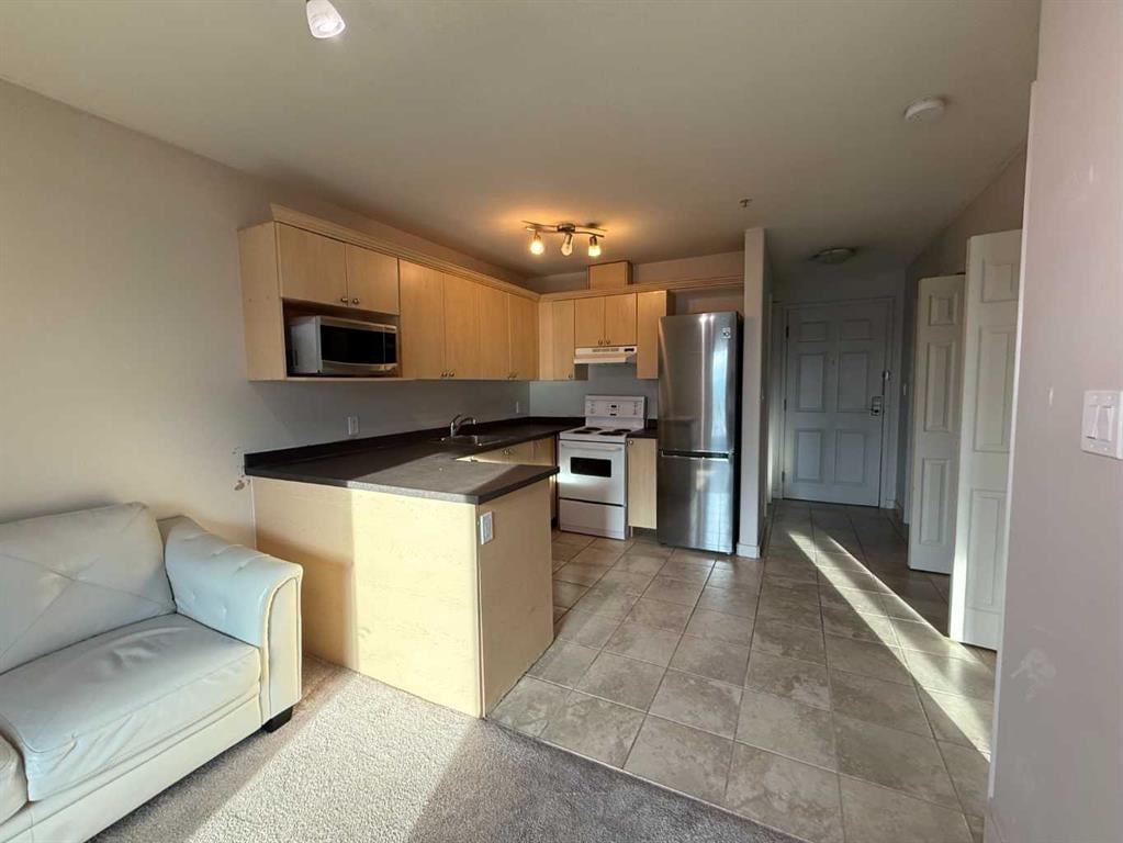8528 Manning - Thumbnail 8