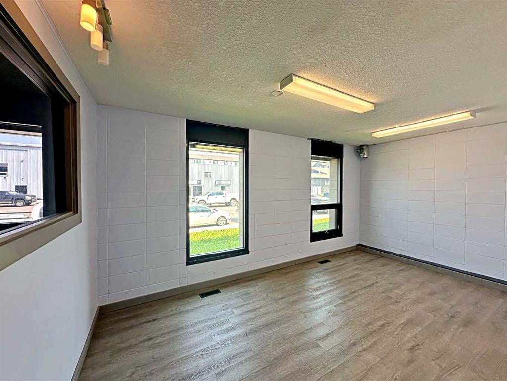 8121 Fraser - Thumbnail 4