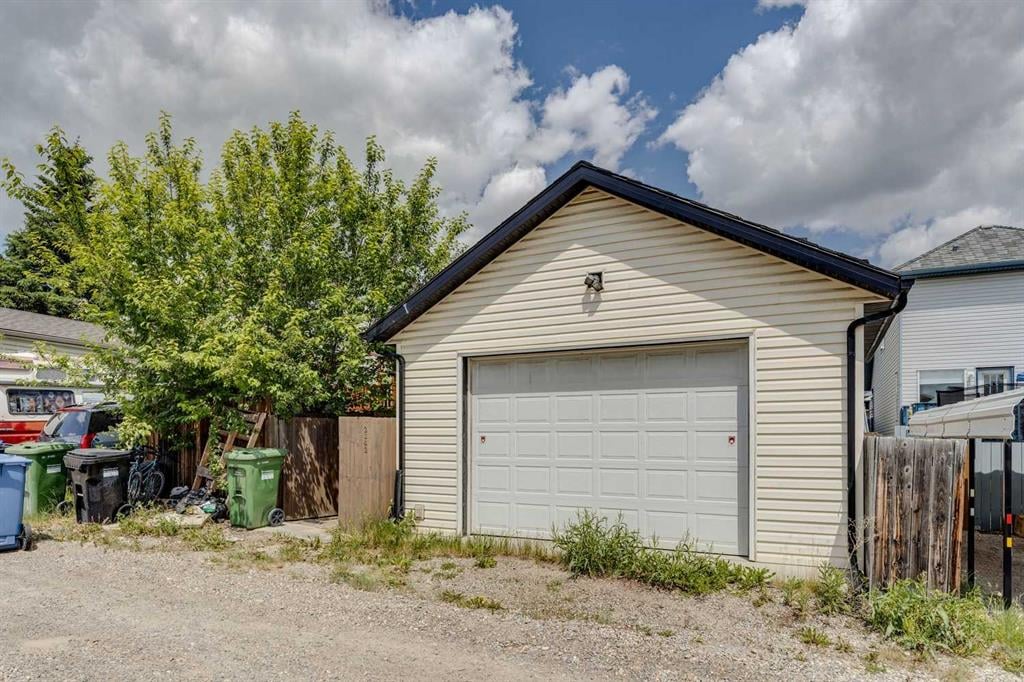 2142 Country Hills - Thumbnail 2