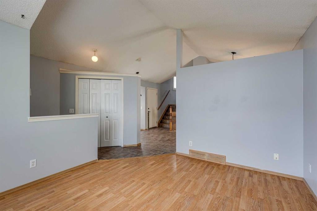 2142 Country Hills - Thumbnail 5
