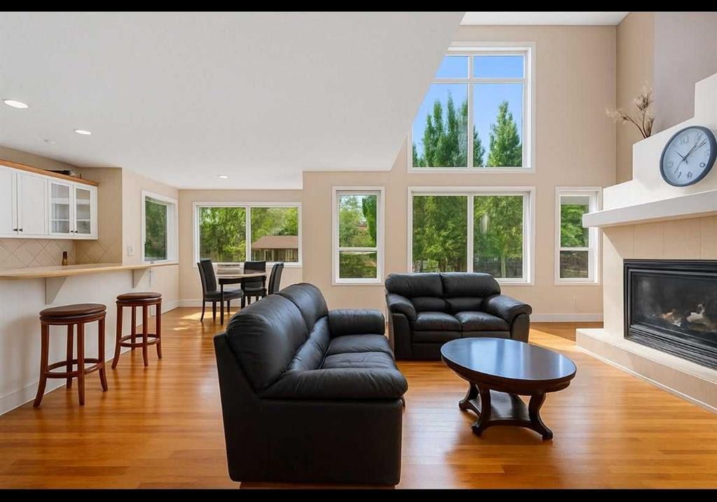 120 Cranston - Thumbnail 2