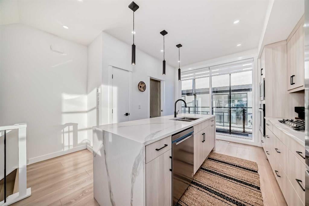 3349 Spruce - Thumbnail 2