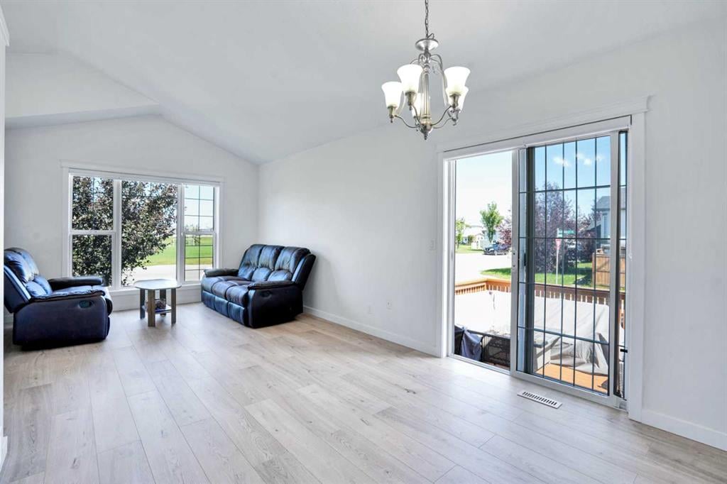 1092 Martindale - Thumbnail 2
