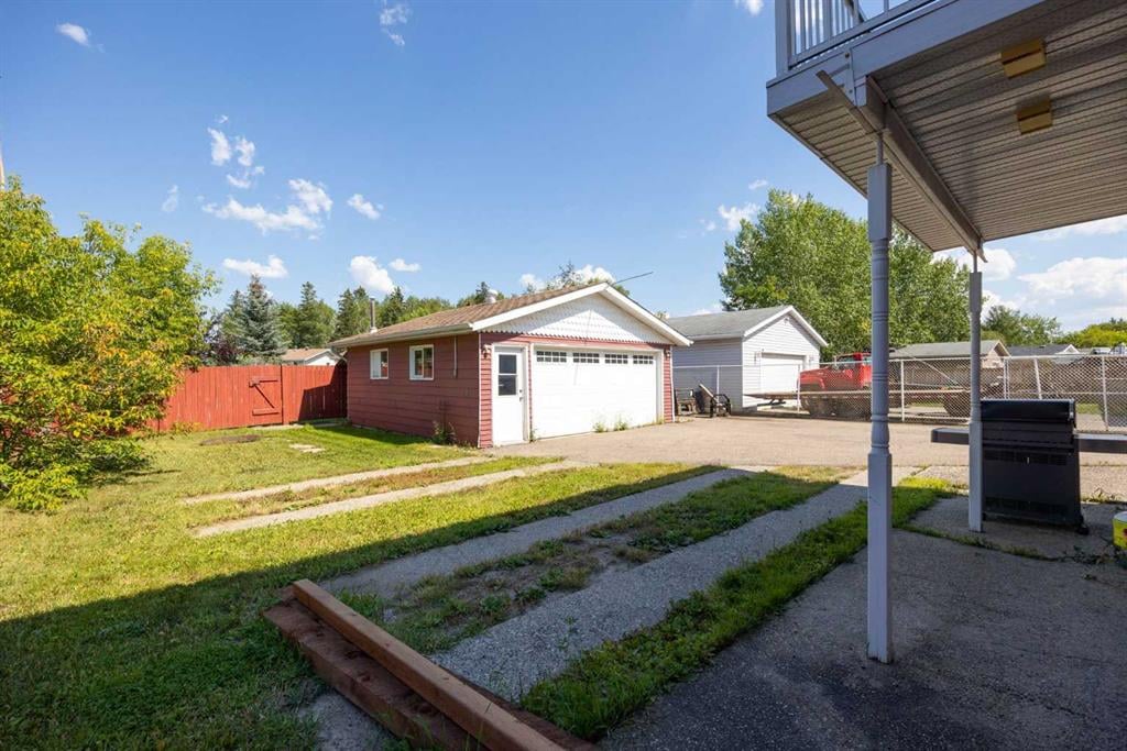 313 Hillcrest - Thumbnail 2