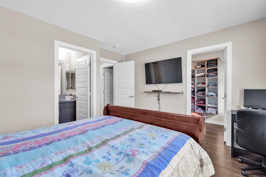 304 Corner Meadows - Thumbnail 2