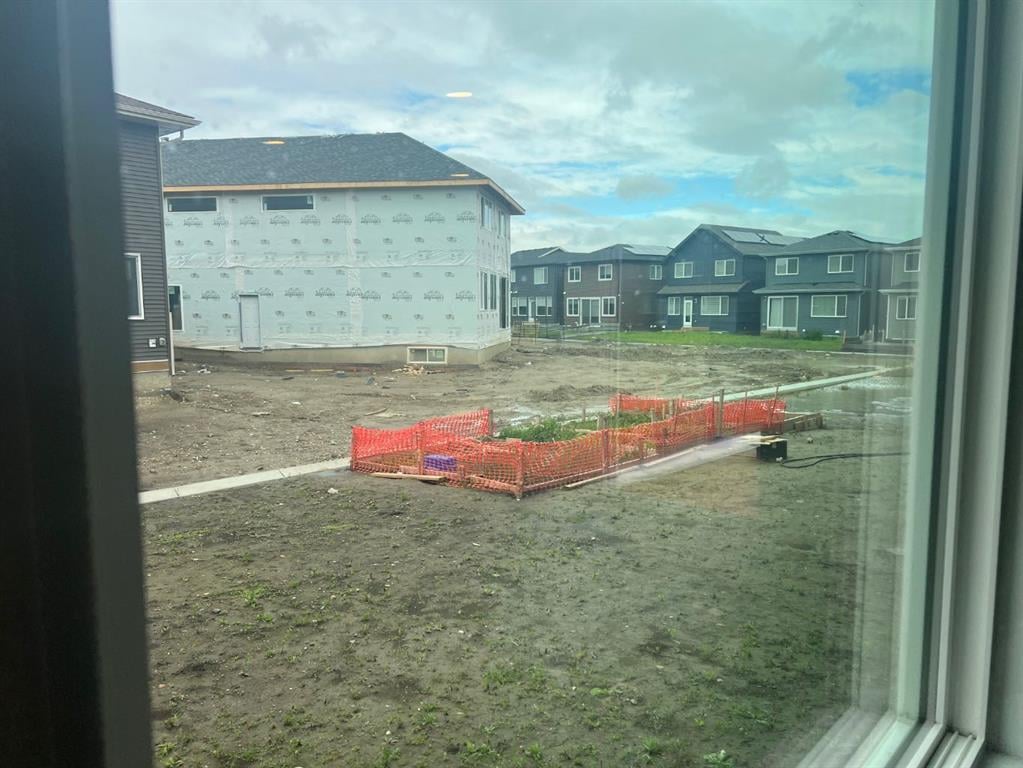 142 Corner Glen - Thumbnail 2