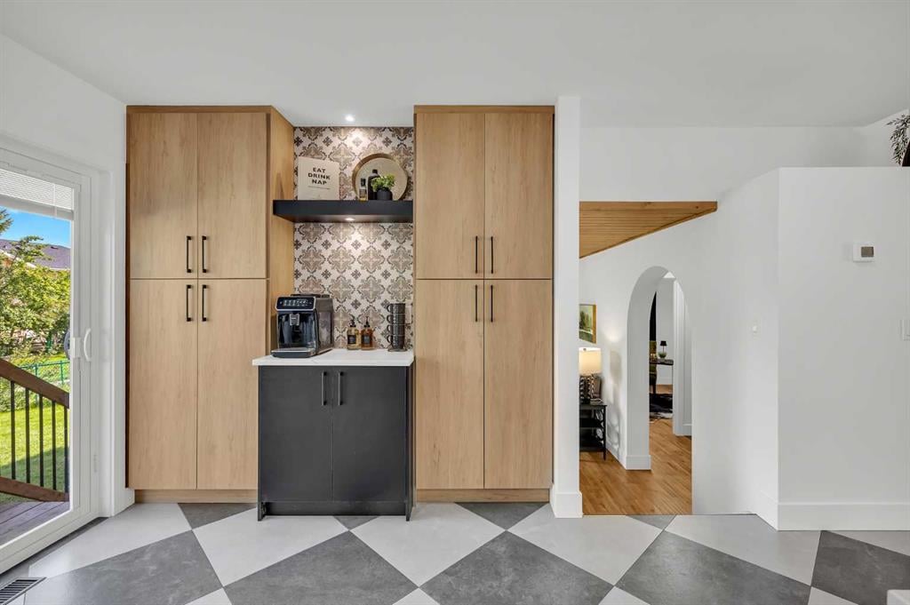 121 Woodford - Thumbnail 3