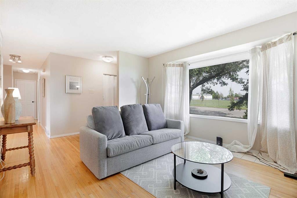 639 Thornhill - Thumbnail 2