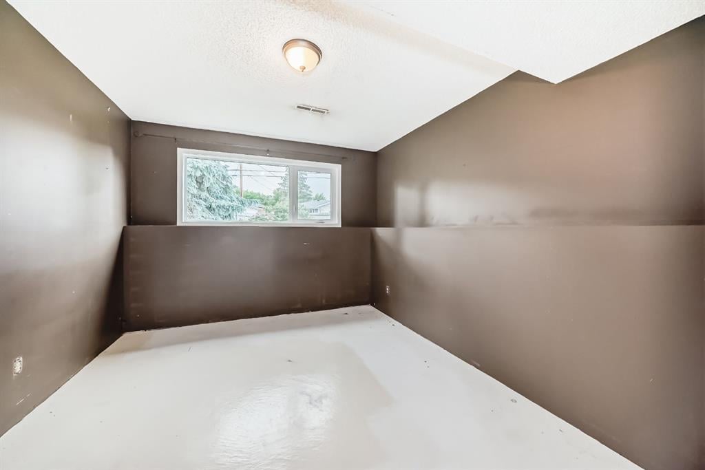 5036 Marshall - Thumbnail 2