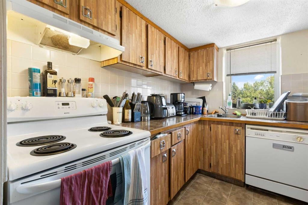 2200 Woodview - Thumbnail 5