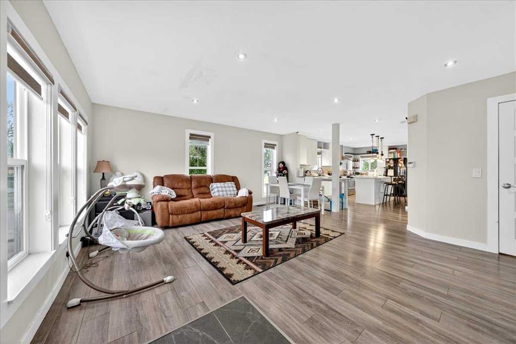 2103 Country Hills - Thumbnail 7
