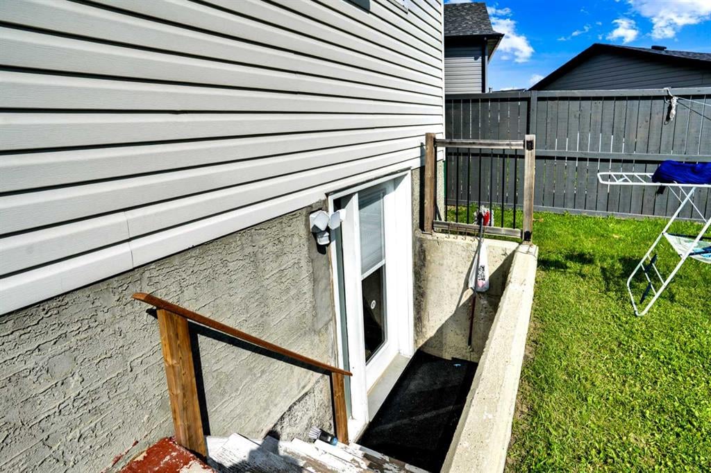 235 Saddlemead - Thumbnail 2