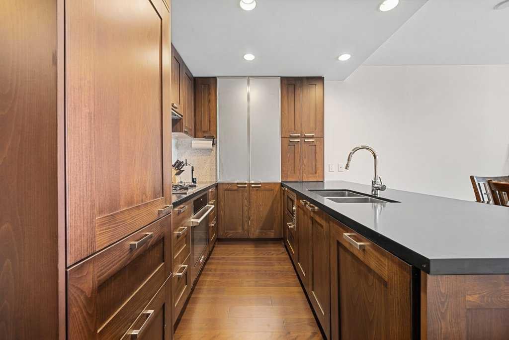 222 Riverfront - Thumbnail 6