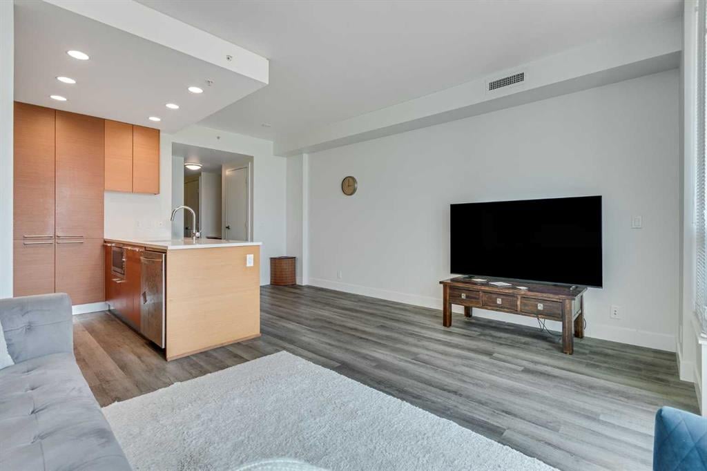 222 Riverfront - Thumbnail 2