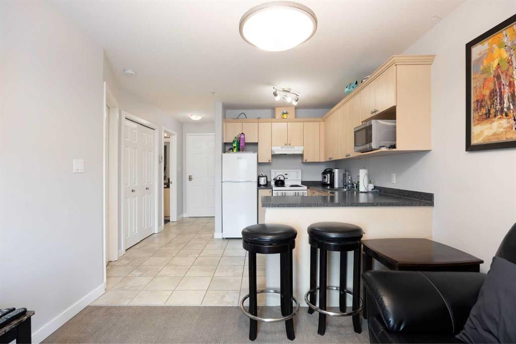 8528 Manning - Thumbnail 4