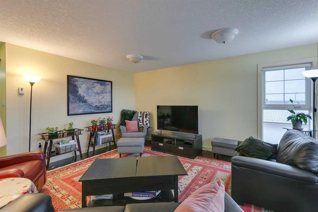 905 Mckinnon - Thumbnail 4