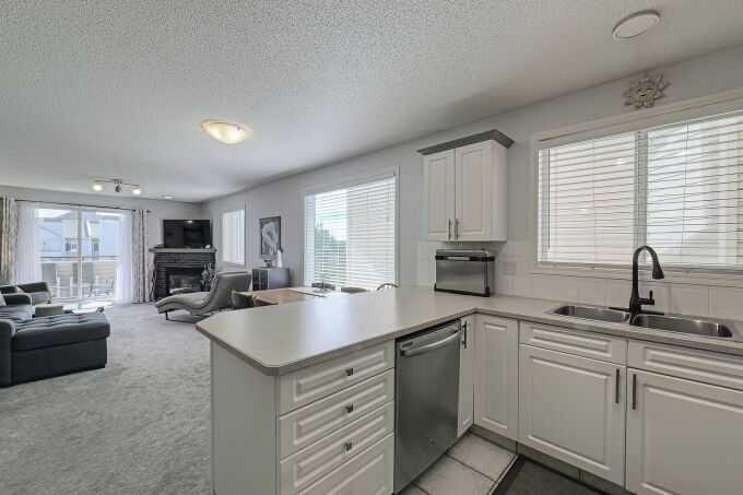 7451 Springbank - Thumbnail 4
