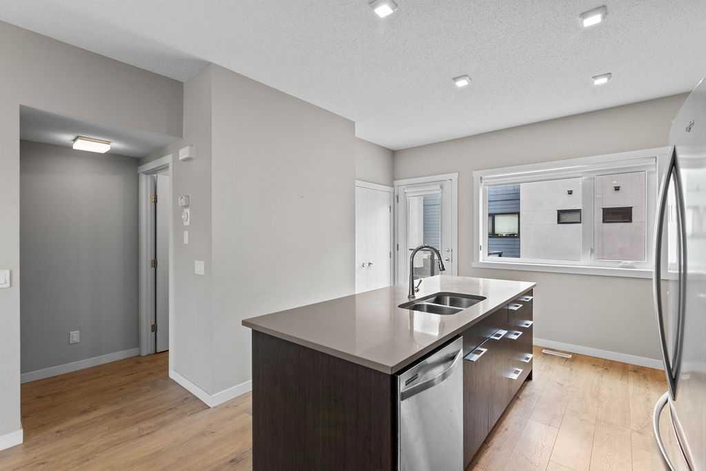 218 Sherwood - Thumbnail 2
