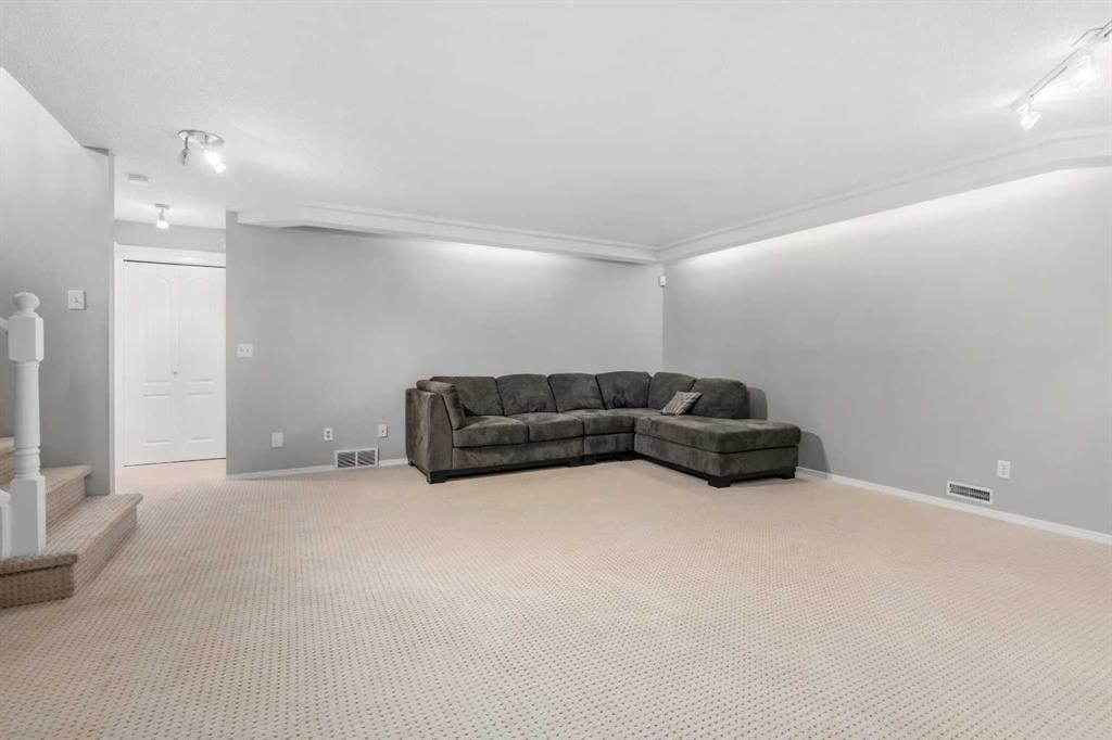 220 Silver Creek - Thumbnail 2