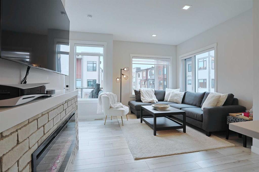 255 Greenbriar - Thumbnail 2