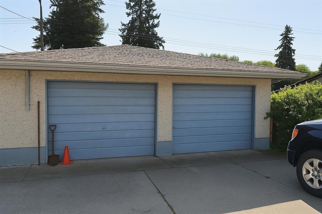 920 Renfrew - Thumbnail 3