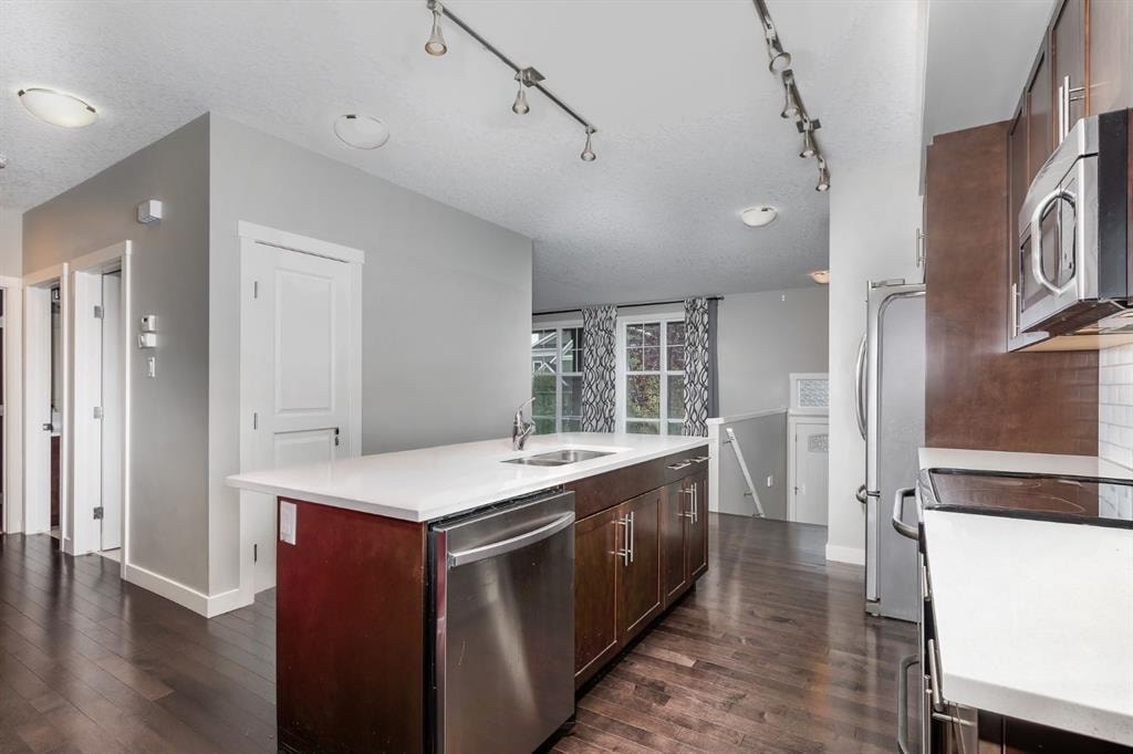 393 McKenzie Towne - Thumbnail 3