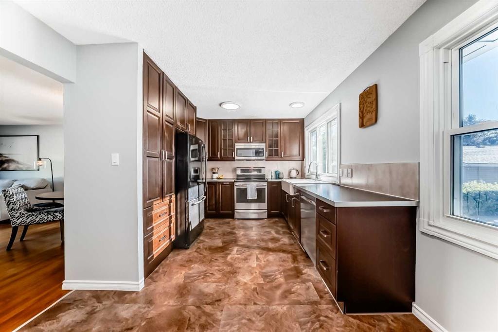 9656 Oakhill - Thumbnail 4