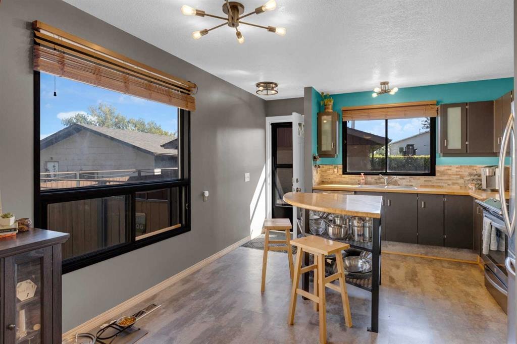 968 Abbotsford - Thumbnail 3