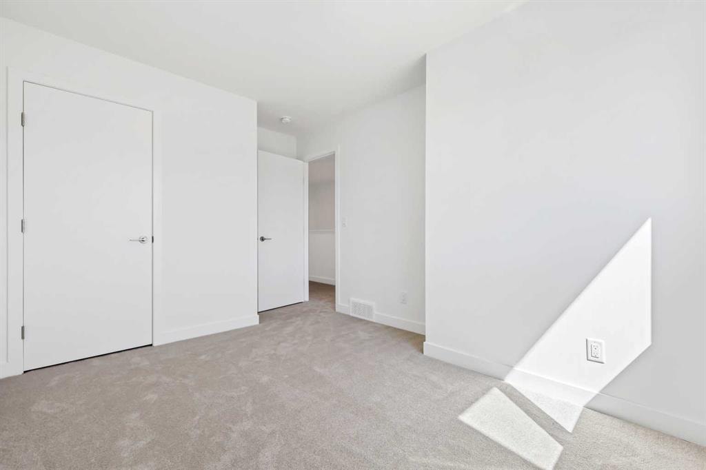 7027 Rangeview - Thumbnail 3