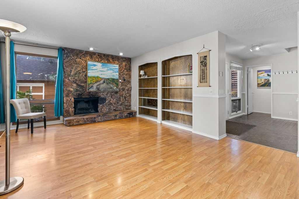 215 Ranchview - Thumbnail 3