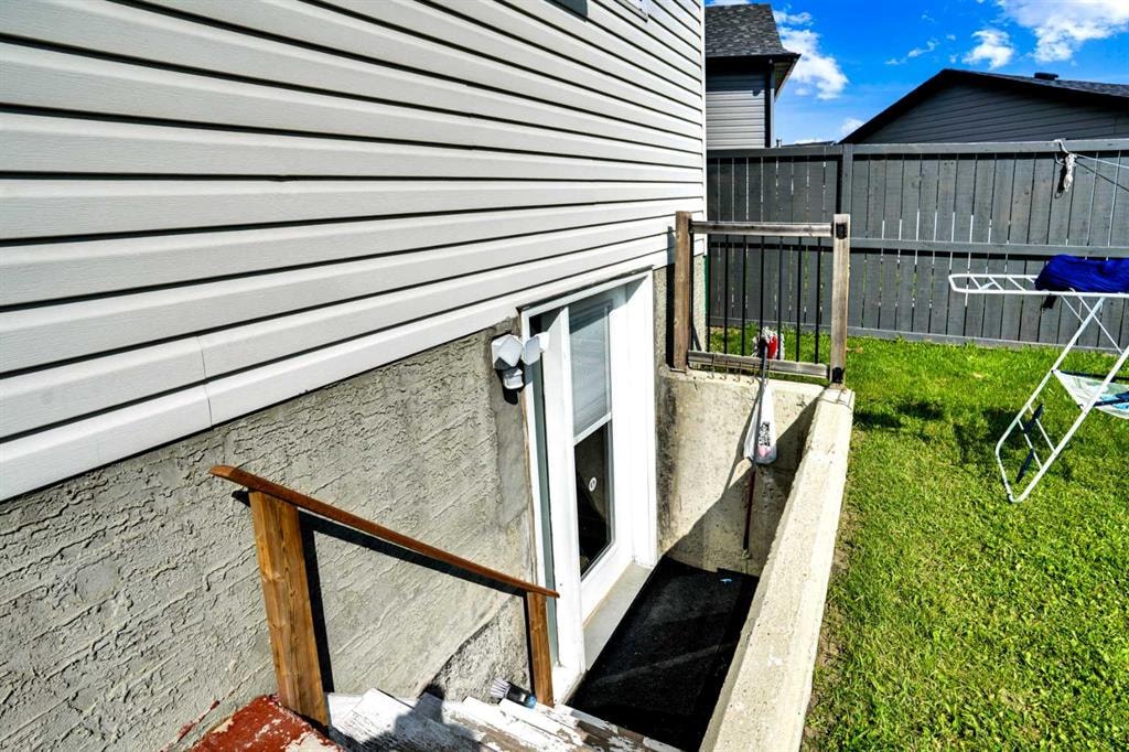 235 Saddlemead - Thumbnail 2