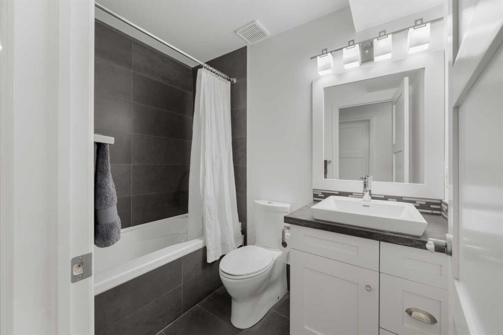 1739 Bowness - Thumbnail 2