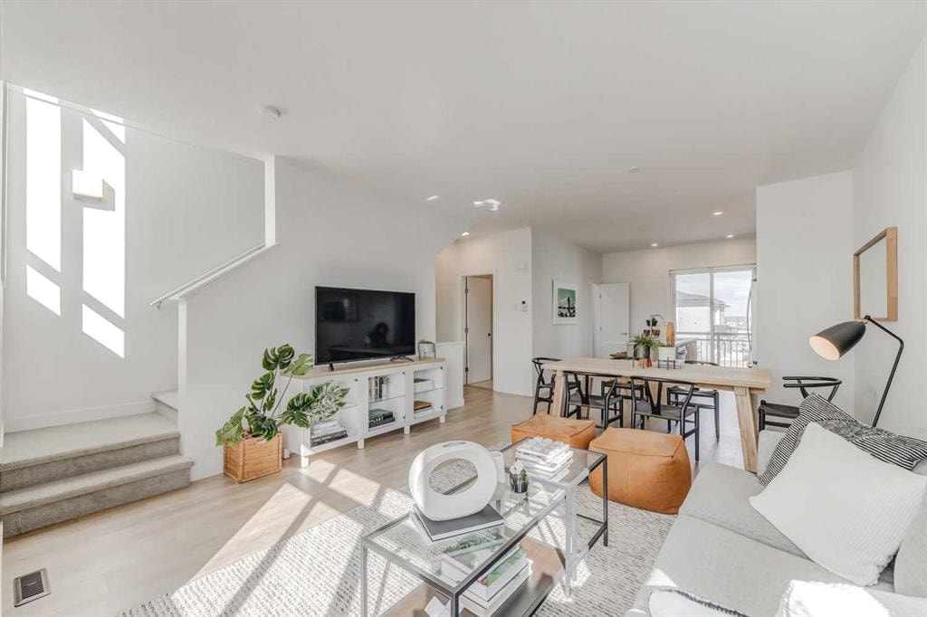 857 Belmont - Thumbnail 3