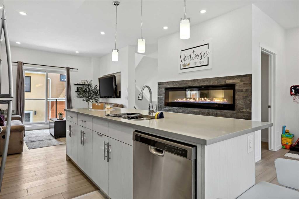 333 Sage Hill - Thumbnail 2