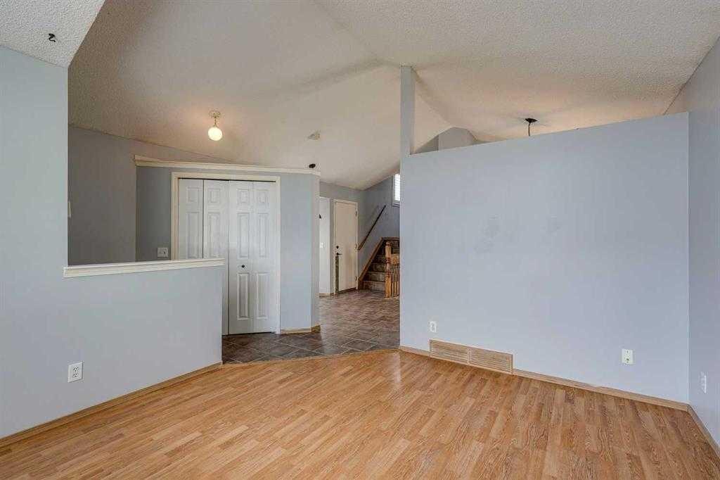 2142 Country Hills - Thumbnail 3