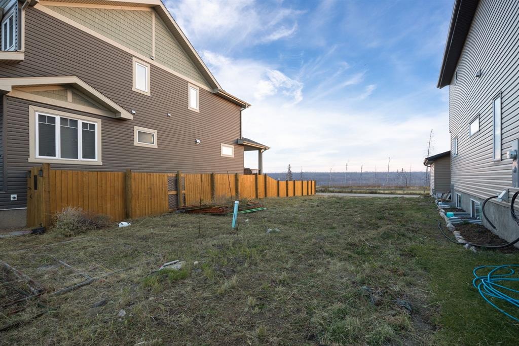 652 Athabasca - Main Image