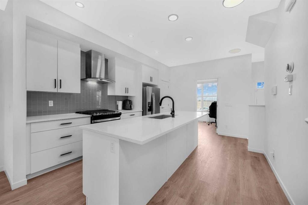 132 Hotchkiss - Main Image
