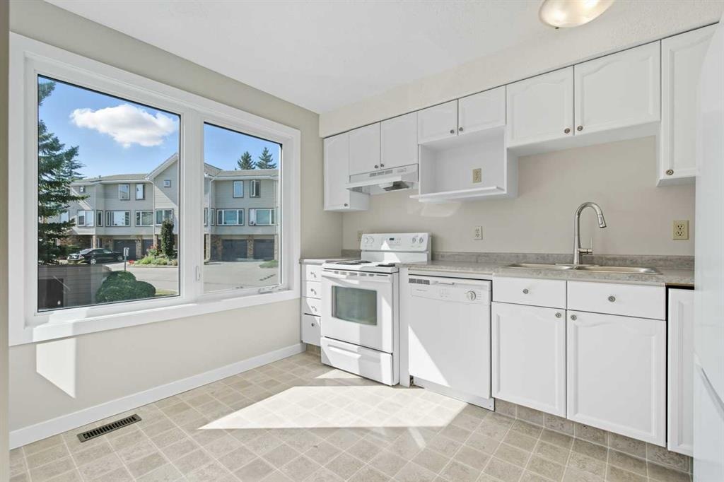 12 Coachway - Main Image